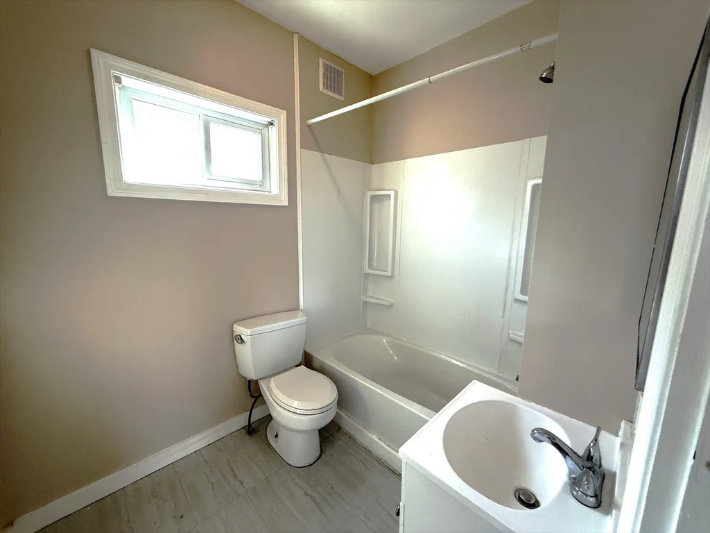 5 bed, 2 bath apartment for rent at 19 Perry St Unit 1, Ward Two — photo 23 of 28