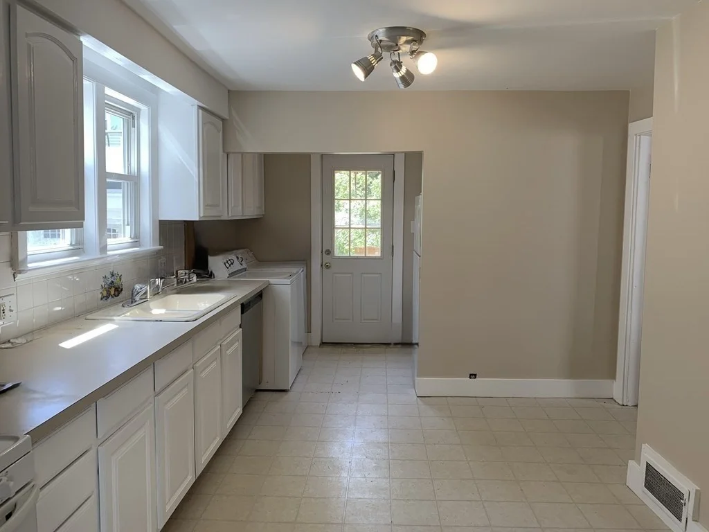 5 bed, 2 bath apartment for rent at 19 Perry St Unit 1, Ward Two — photo 4 of 28