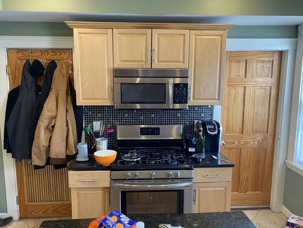 4 bed, 1 bath apartment for rent at 19 Pleasant St Unit 2, Dorchester — photo 3 of 11