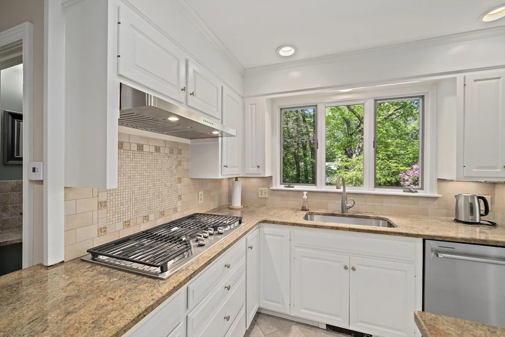 5 bed, 3 bath apartment for rent at 19 Ridge Rd, Newton — photo 8 of 32