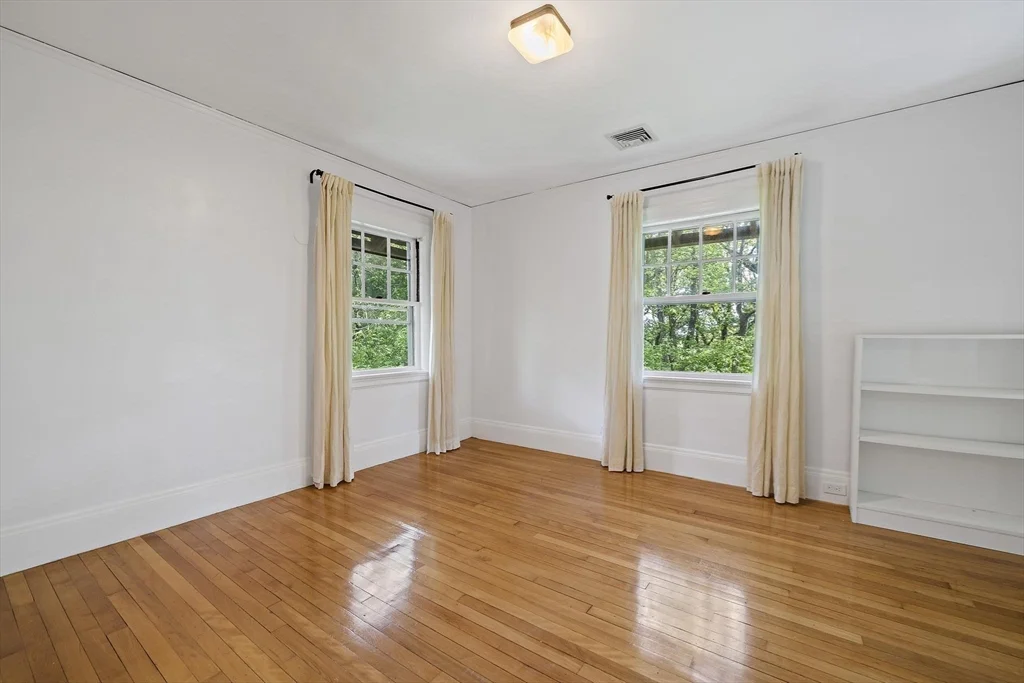 5 bed, 3 bath apartment for rent at 19 Ridge Rd, Newton — photo 19 of 32