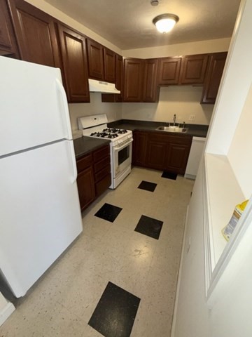 2 bed, 1 bath apartment for rent at 19 Rose St Unit 10, Stoughton — photo 2 of 5