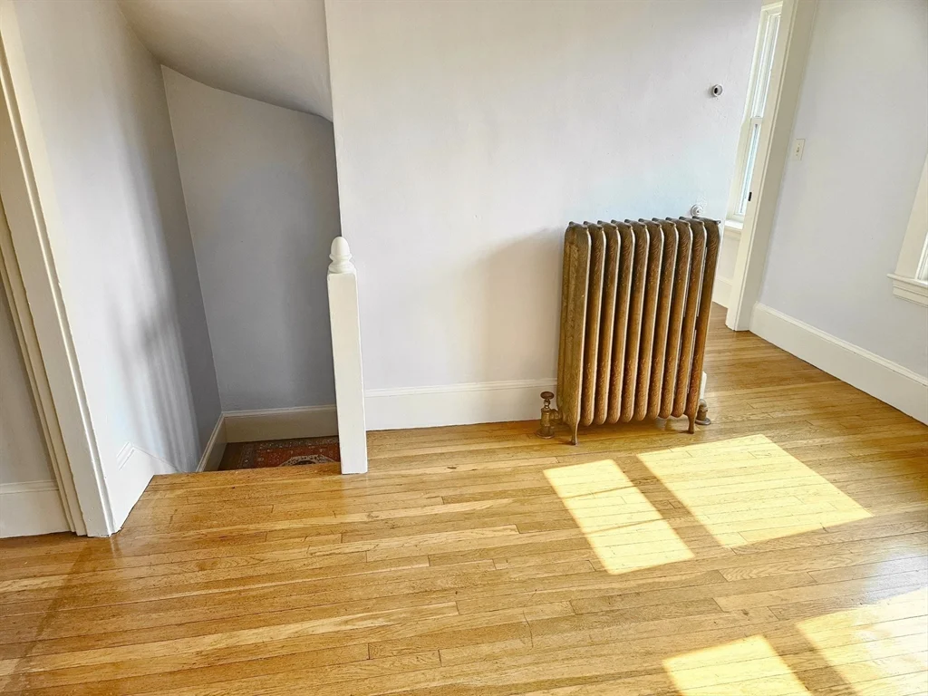 3 bed, 1 bath apartment for rent at 19 Rowe St Unit 2, Auburndale — photo 4 of 21