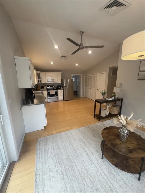 2 bed, 1 bath apartment for rent at 19 Skyline Dr Unit 19, Malden — photo 5 of 18