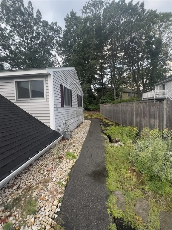 2 bed, 1 bath apartment for rent at 19 Skyline Dr Unit 19, Malden — photo 3 of 18