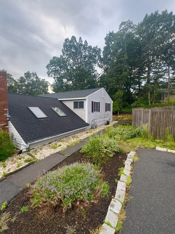 2 bed, 1 bath apartment for rent at 19 Skyline Dr Unit 19, Malden — photo 2 of 18