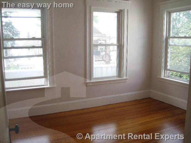 3 bed, 1 bath apartment for rent at 19 Stanley Ave, Tufts — photo 5 of 16