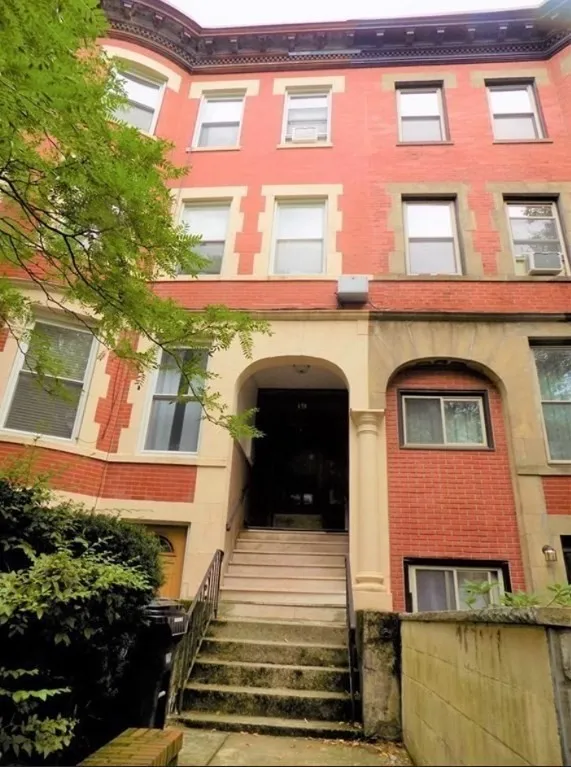 3 bed, 1 bath apartment for rent at 19 University Rd Unit 3, Aspinwall Hill
