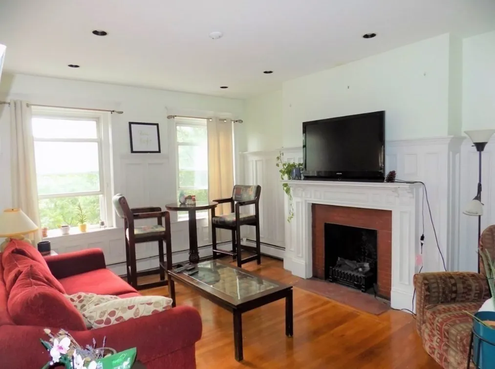 3 bed, 1 bath apartment for rent at 19 University Rd Unit 3, Aspinwall Hill — photo 5 of 16