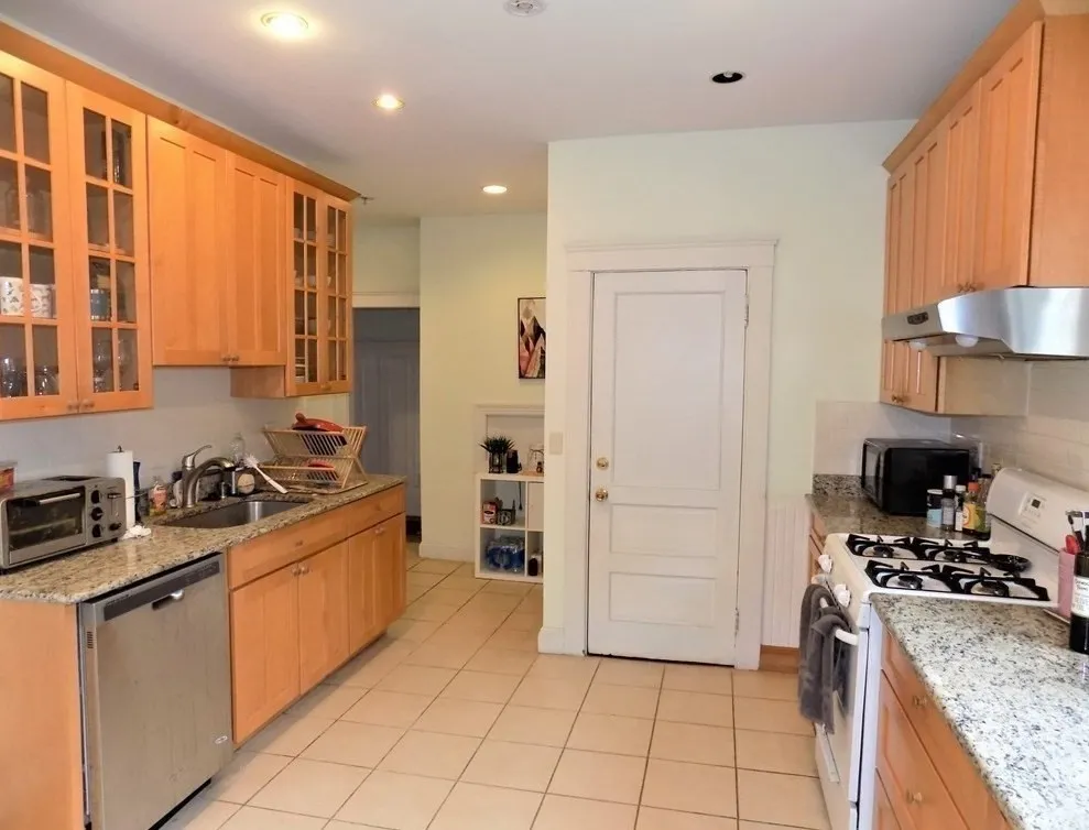 3 bed, 1 bath apartment for rent at 19 University Rd Unit 3, Aspinwall Hill — photo 8 of 16