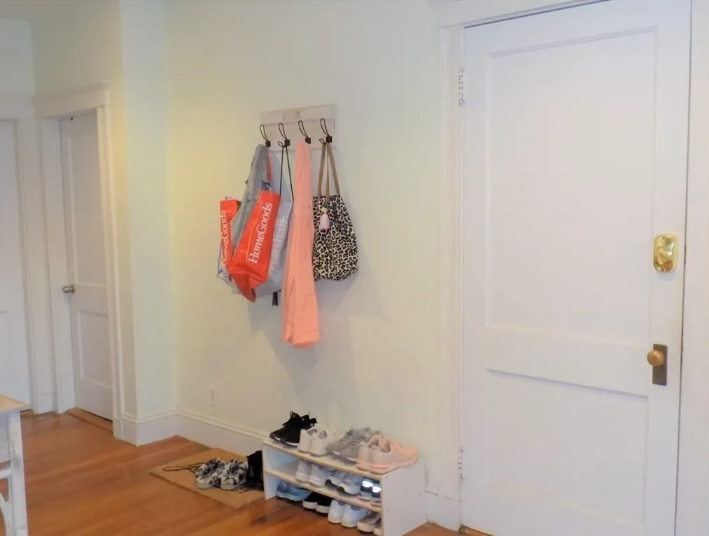 3 bed, 1 bath apartment for rent at 19 University Rd Unit 3, Aspinwall Hill — photo 3 of 16