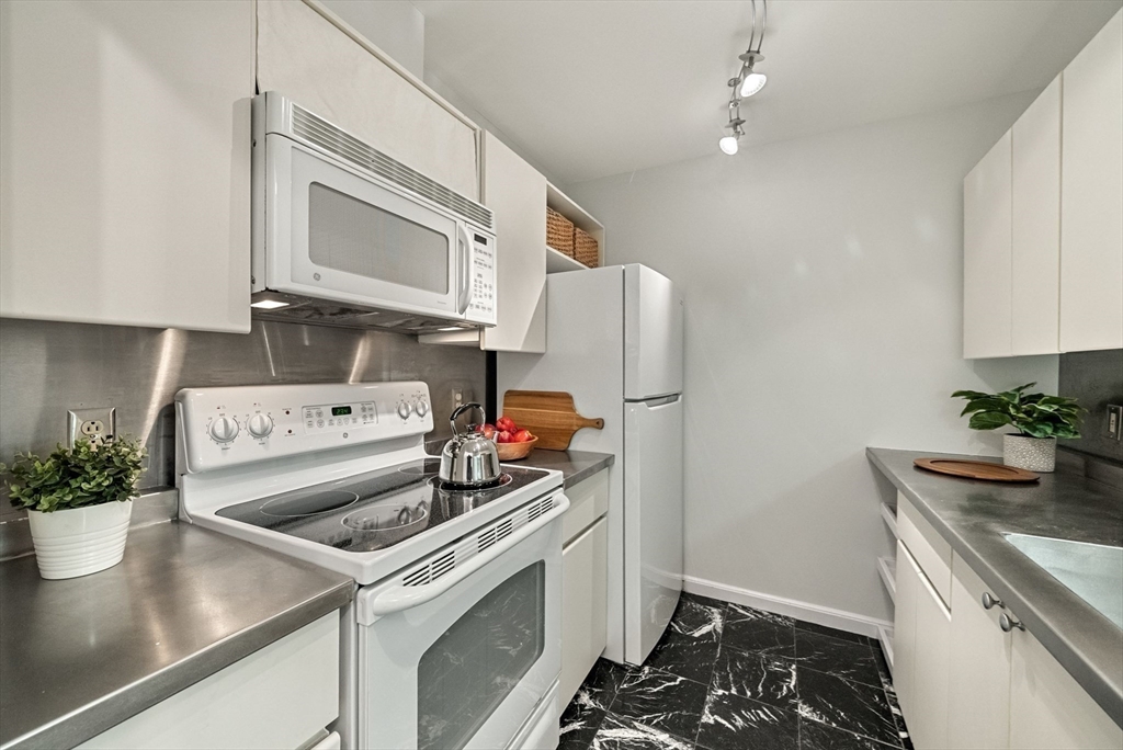 1 bed, 1 bath apartment for rent at 19 Wiget St Unit 201, North End — photo 9 of 20