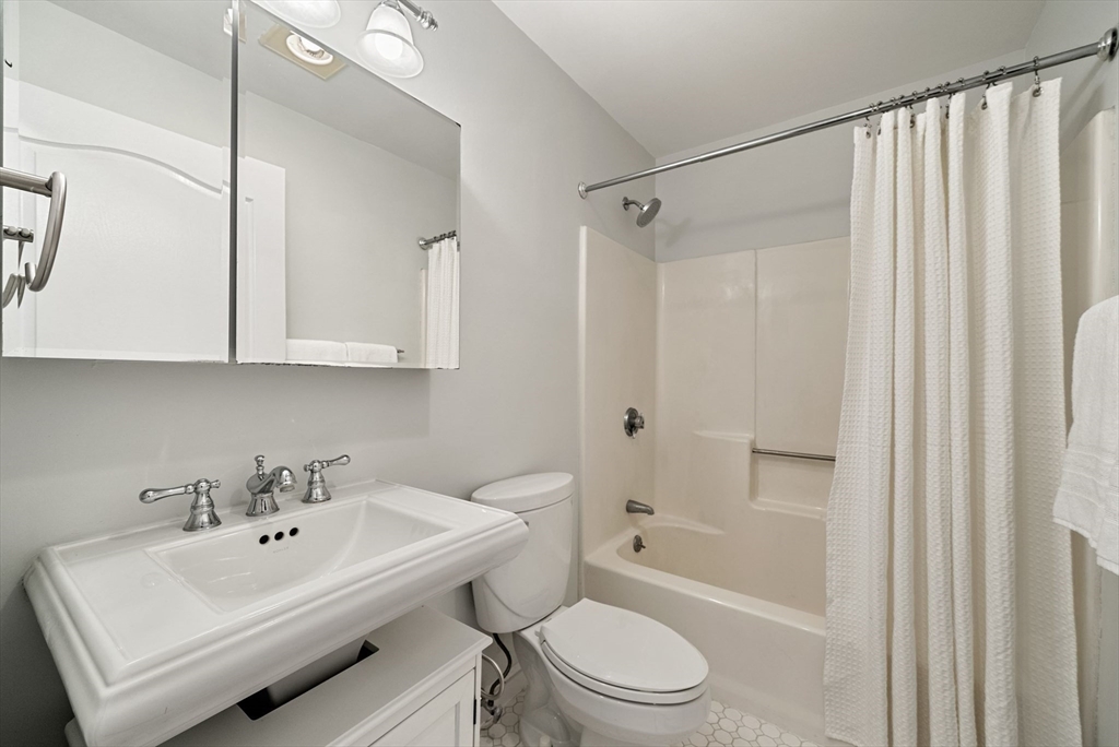 1 bed, 1 bath apartment for rent at 19 Wiget St Unit 201, North End — photo 8 of 20