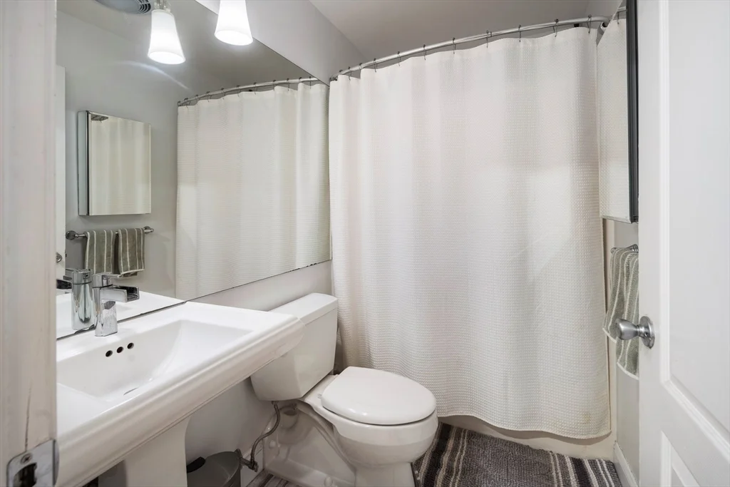 2 bed, 1 bath apartment for rent at 19 Wiget St Unit 402, North End — photo 6 of 10