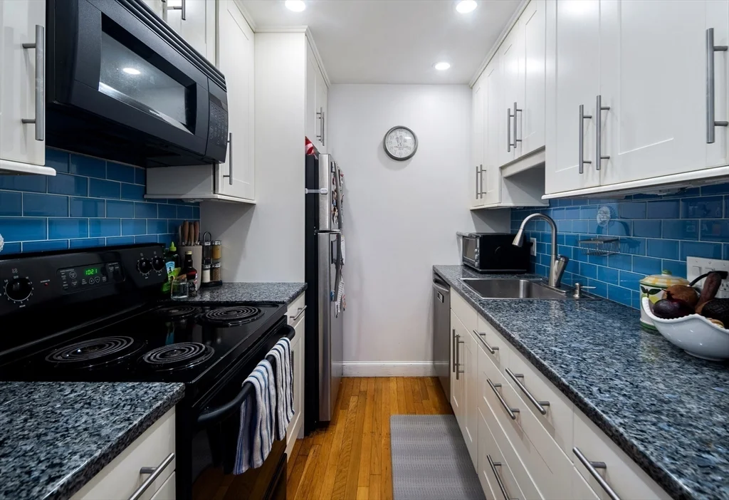 2 bed, 1 bath apartment for rent at 19 Wiget St Unit 402, North End — photo 5 of 10