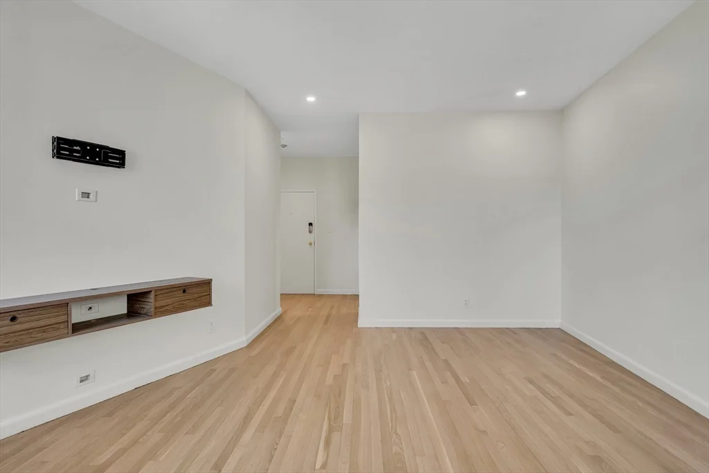 2 bed, 1 bath apartment for rent at 19 Wiget St Unit 505, North End — photo 3 of 23