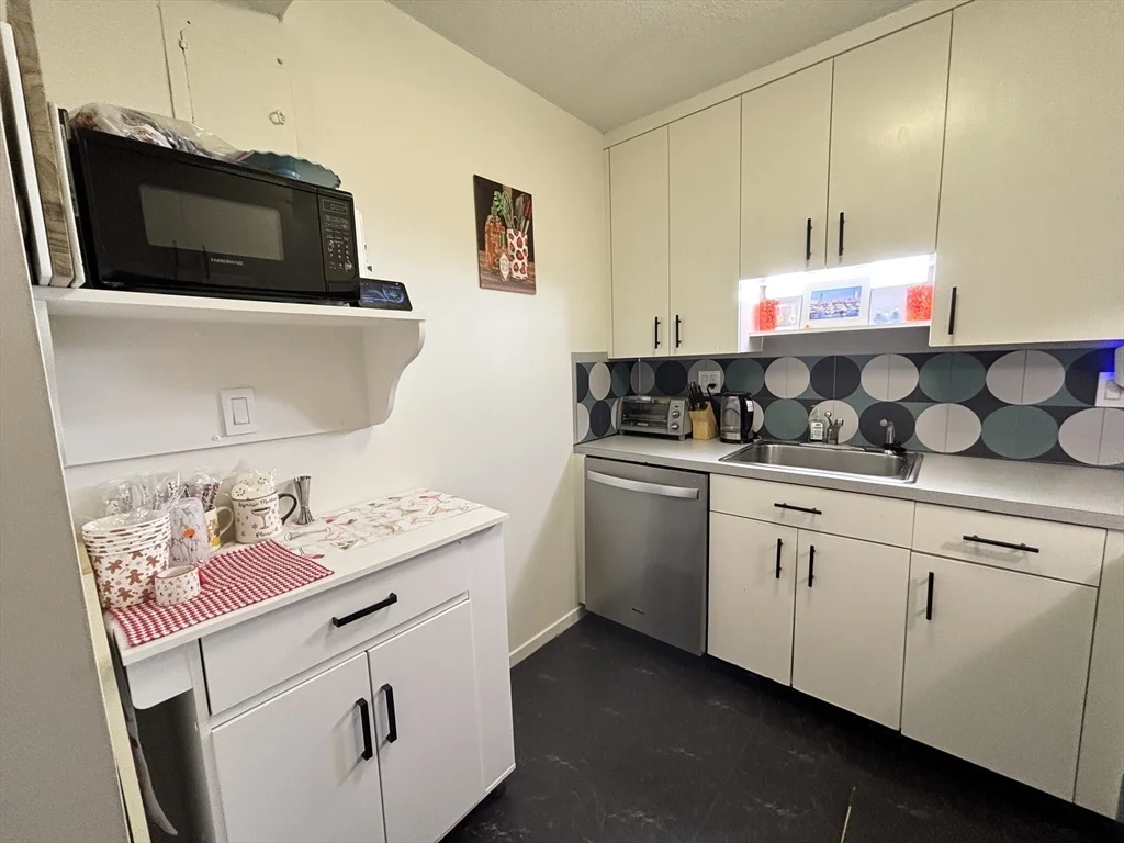 1 bed, 1 bath apartment for rent at 19 Winchester St Unit 102, Coolidge Corner — photo 6 of 17