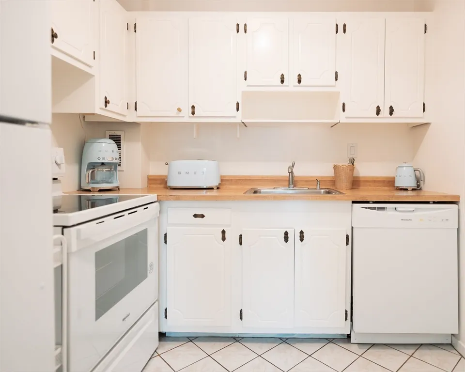 1 bed, 1 bath apartment for rent at 19 Winchester St Unit 301, North Brookline — photo 5 of 19