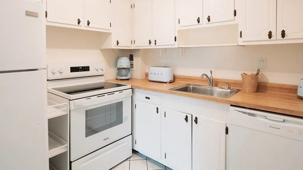 1 bed, 1 bath apartment for rent at 19 Winchester St Unit 301, North Brookline — photo 4 of 19