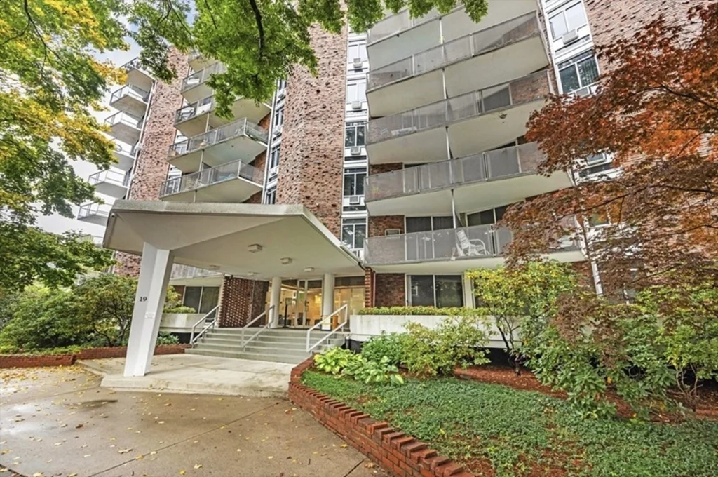 1 bed, 1 bath apartment for rent at 19 Winchester St Unit 702, North Brookline — photo 2 of 27