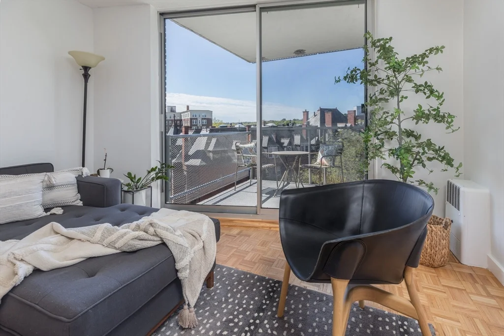1 bed, 1 bath apartment for rent at 19 Winchester St Unit 711, Coolidge Corner — photo 3 of 24