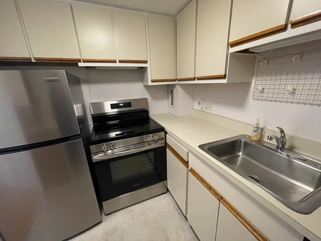 1 bed, 1 bath apartment for rent at 19 Winchester Unit 809, Coolidge Corner — photo 9 of 17
