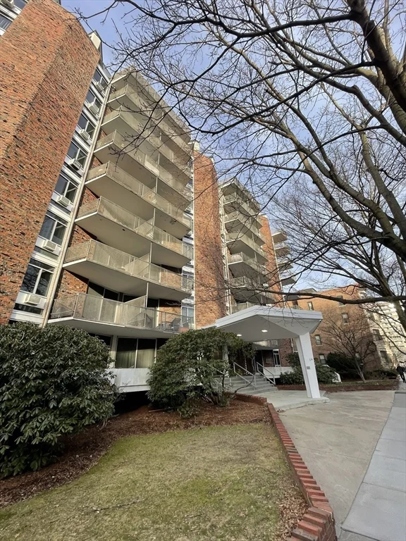 1 bed, 1 bath apartment for rent at 19 Winchester Unit 809, Coolidge Corner — photo 1 of 17