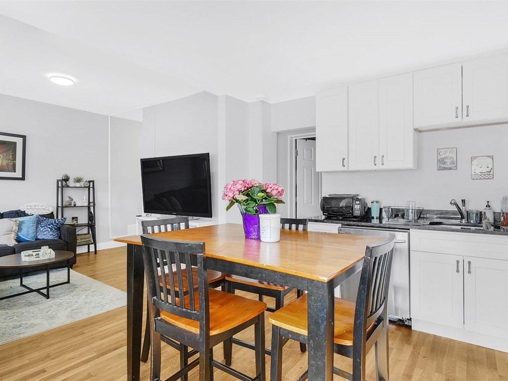5 bed, 2 bath apartment for rent at 190 Emerson St Unit 2, South Boston — photo 3 of 18