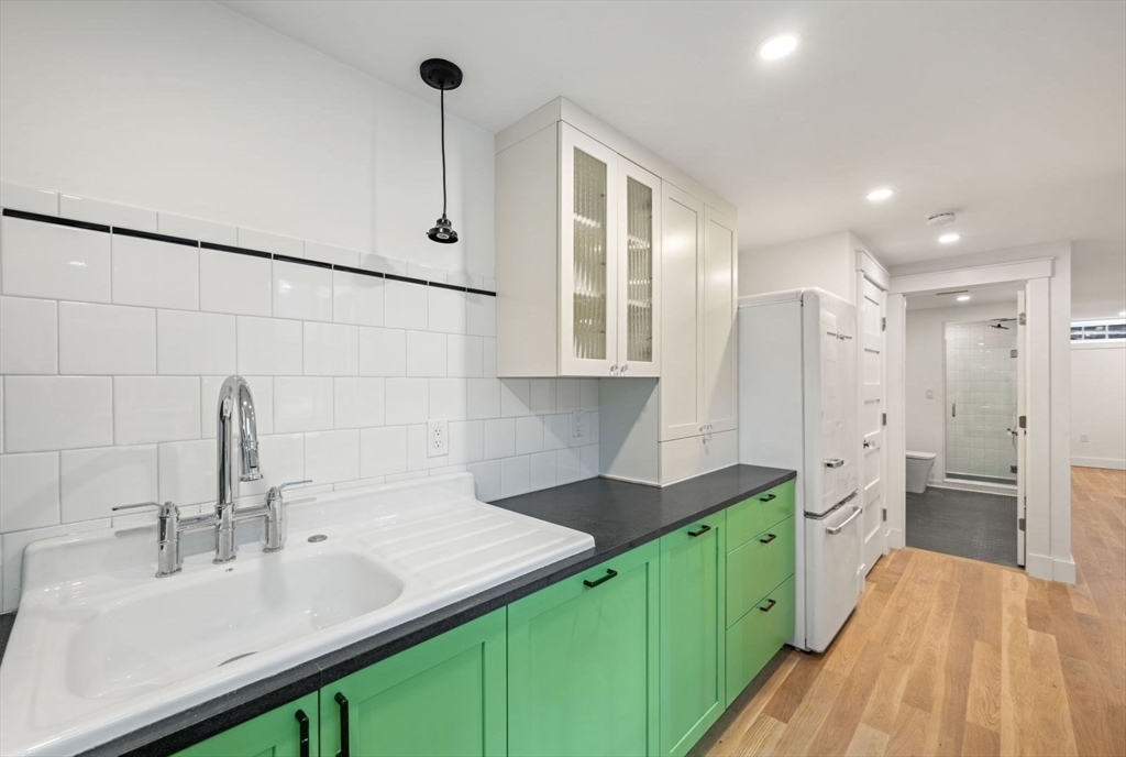 5 bed, 2 bath apartment for rent at 190 Emerson St Unit 2, South Boston — photo 2 of 18