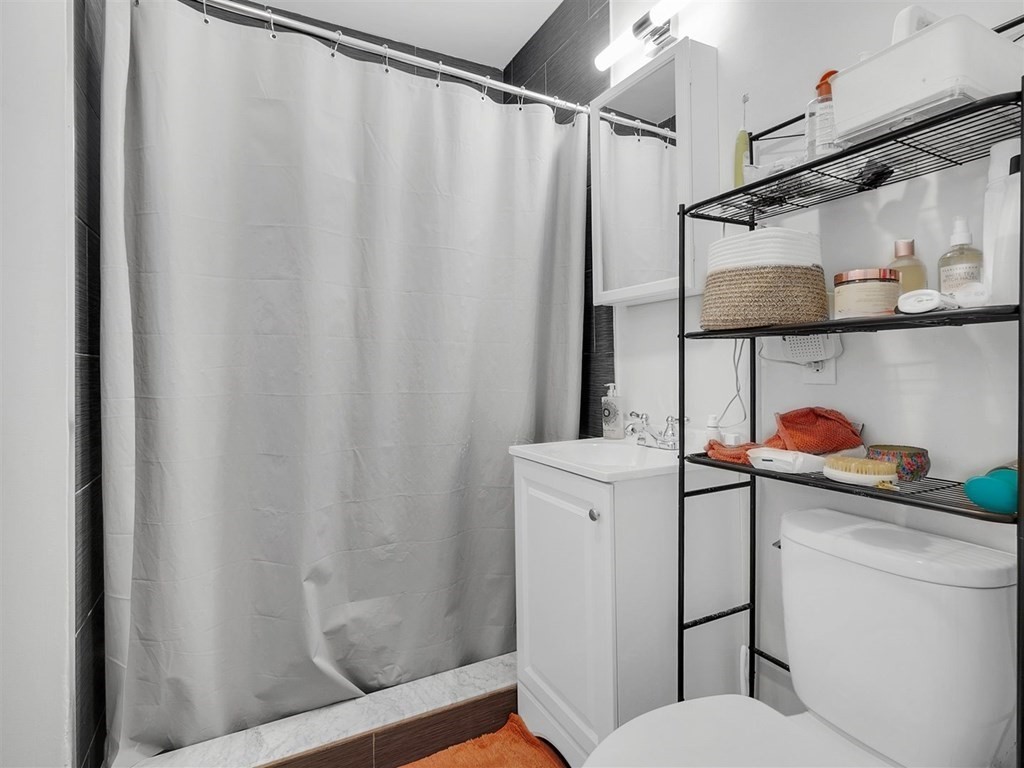 5 bed, 2 bath apartment for rent at 190 Emerson St Unit 3, South Boston — photo 17 of 18