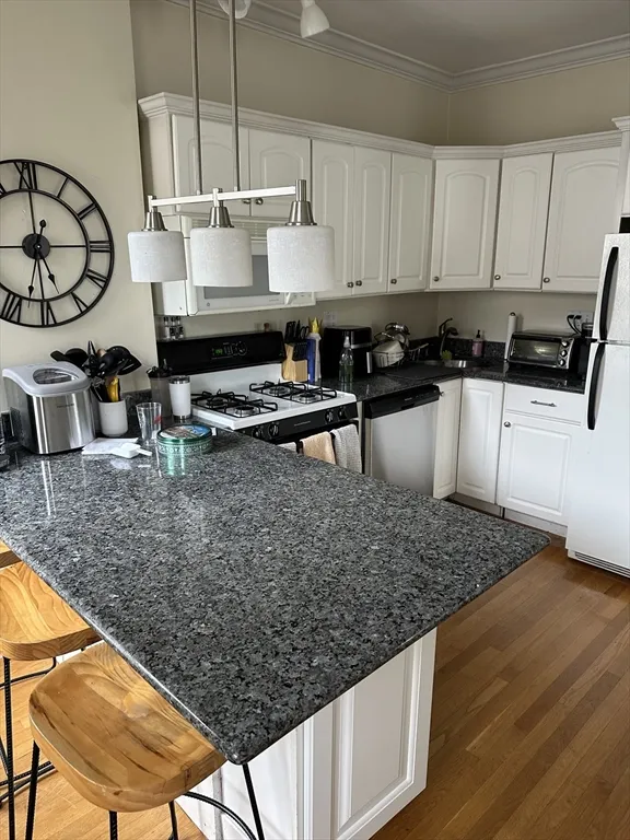 3 bed, 1 bath apartment for rent at 190 L St Unit 3, South Boston — photo 2 of 22