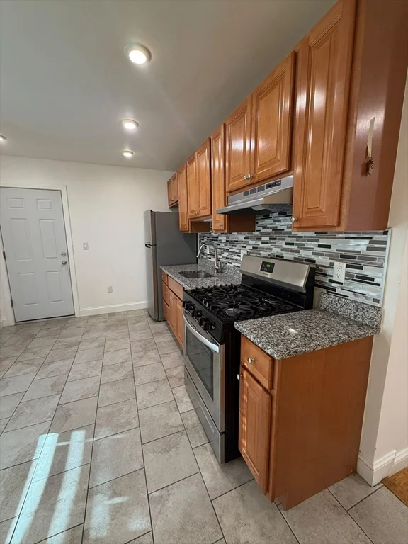 3 bed, 1 bath apartment for rent at 190 Main St Unit 3, Malden — photo 5 of 17