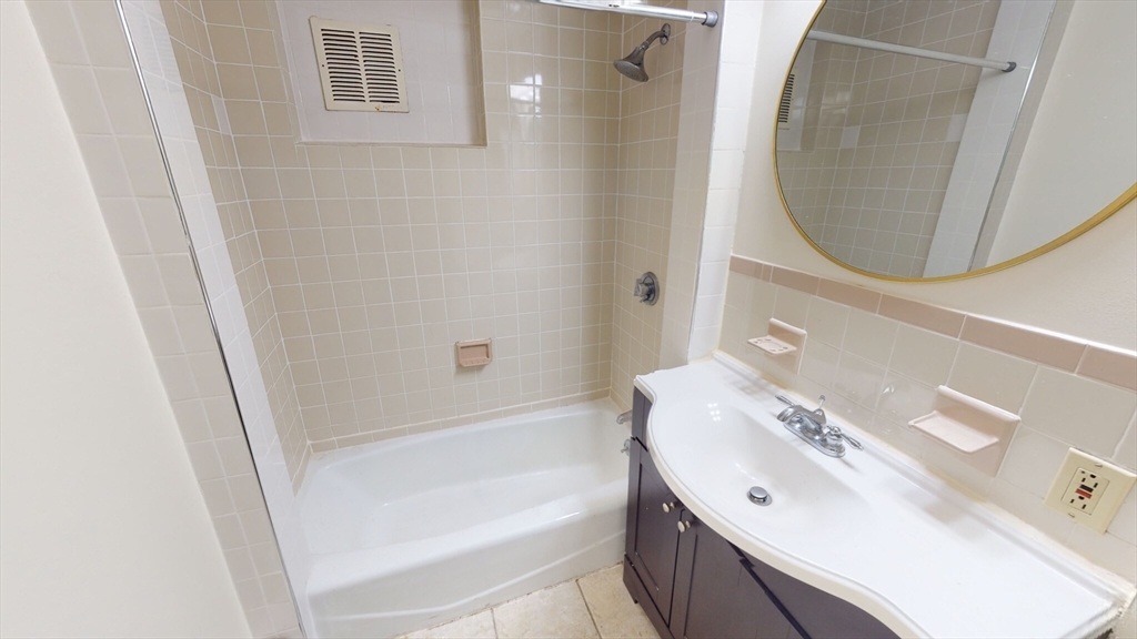 3 bed, 2 bath apartment for rent at 1906 Beacon Unit 1, Brookline — photo 10 of 11