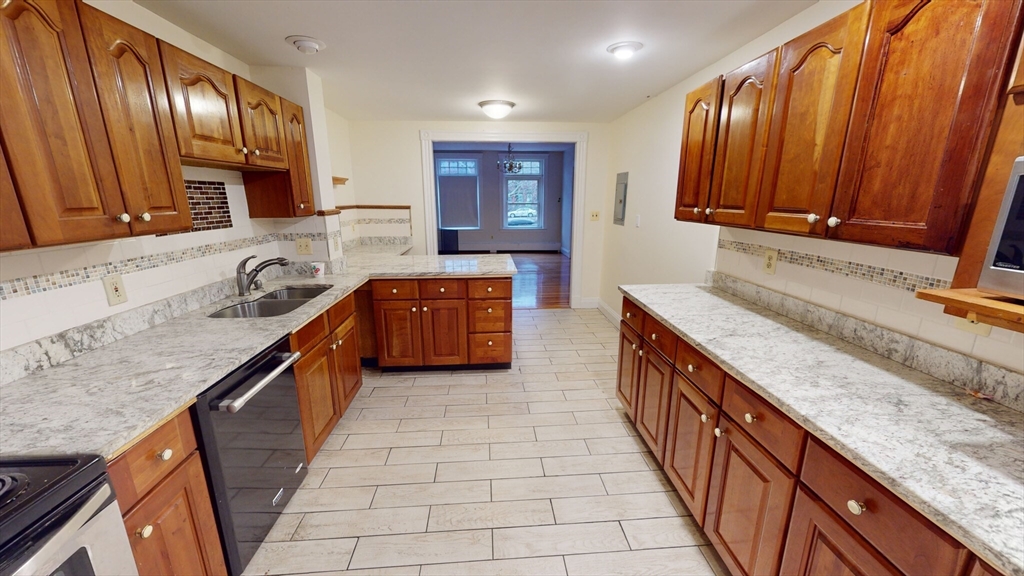 3 bed, 2 bath apartment for rent at 1906 Beacon Unit 1, Brookline — photo 2 of 11