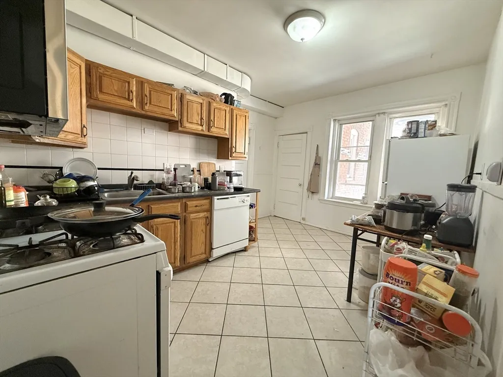 4 bed, 2 bath apartment for rent at 1908 Beacon St Unit 2, Brookline — photo 9 of 22
