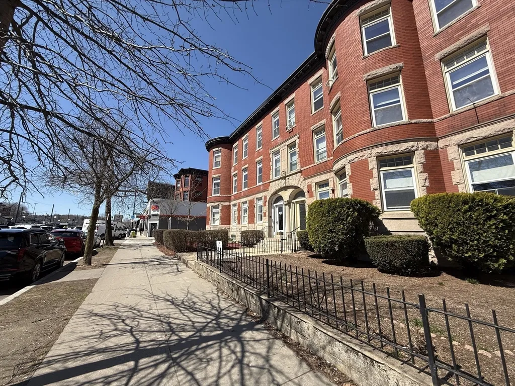 4 bed, 2 bath apartment for rent at 1908 Beacon St Unit 2, Brookline — photo 19 of 22