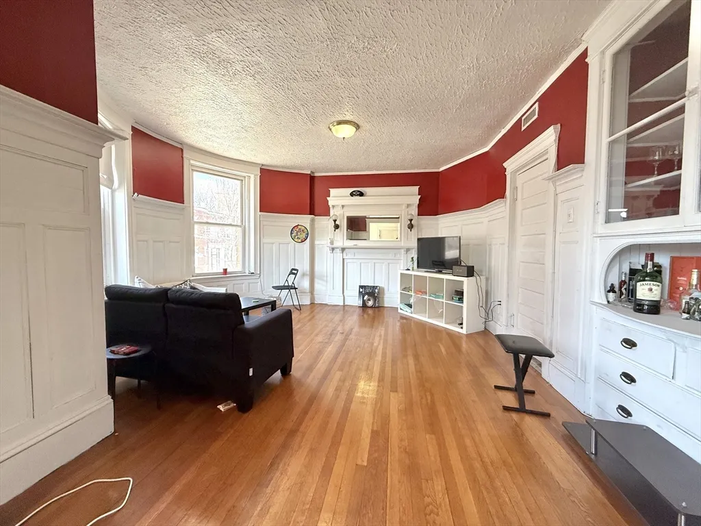 4 bed, 2 bath apartment for rent at 1908 Beacon St Unit 2, Brookline — photo 2 of 22