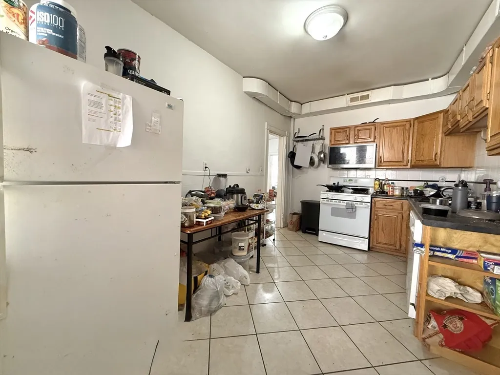 4 bed, 2 bath apartment for rent at 1908 Beacon St Unit 2, Brookline — photo 8 of 22