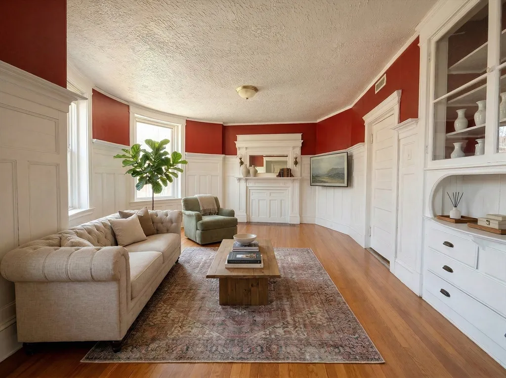 4 bed, 2 bath apartment for rent at 1908 Beacon St Unit 2, Brookline — photo 1 of 22