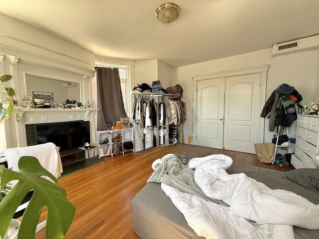 4 bed, 2 bath apartment for rent at 1908 Beacon St Unit 2, Brookline — photo 7 of 22