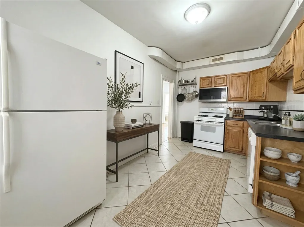 4 bed, 2 bath apartment for rent at 1908 Beacon St Unit 2, Brookline — photo 21 of 22