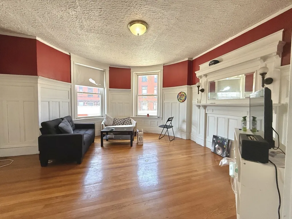 4 bed, 2 bath apartment for rent at 1908 Beacon St Unit 2, Brookline — photo 3 of 22