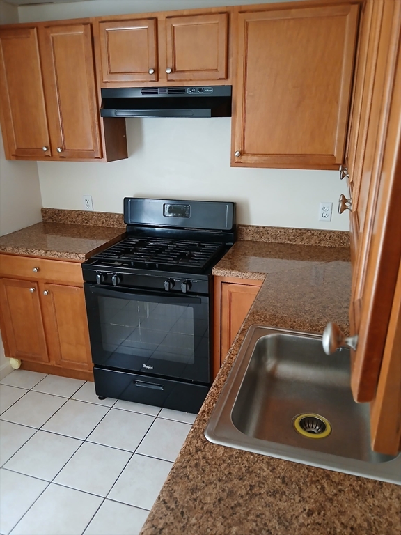 1 bed, 1 bath apartment for rent at 1909 North Main St Unit 1, Fall River — photo 1 of 11