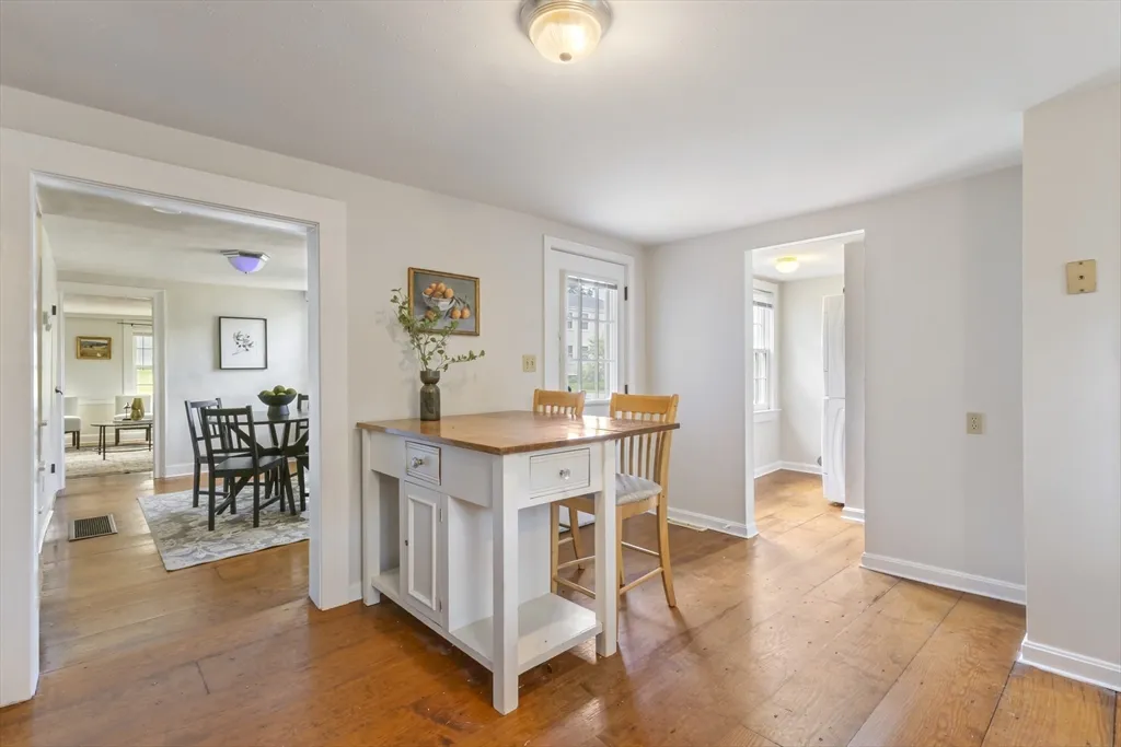 2 bed, 1 bath apartment for rent at 191-193 South St Unit 1, Hingham — photo 4 of 23