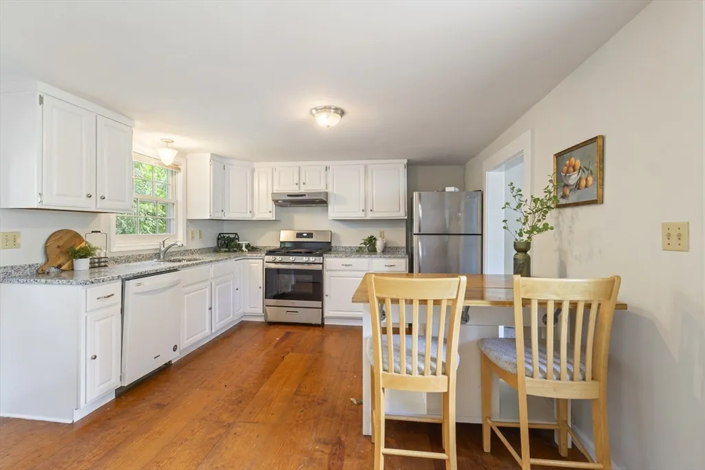 2 bed, 1 bath apartment for rent at 191-193 South St Unit 1, Hingham — photo 2 of 23