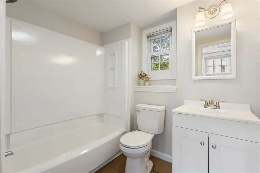 2 bed, 1 bath apartment for rent at 191-193 South St Unit 1, Hingham — photo 9 of 23