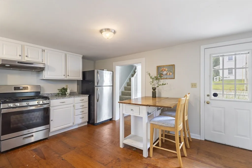 2 bed, 1 bath apartment for rent at 191-193 South St Unit 1, Hingham — photo 3 of 23