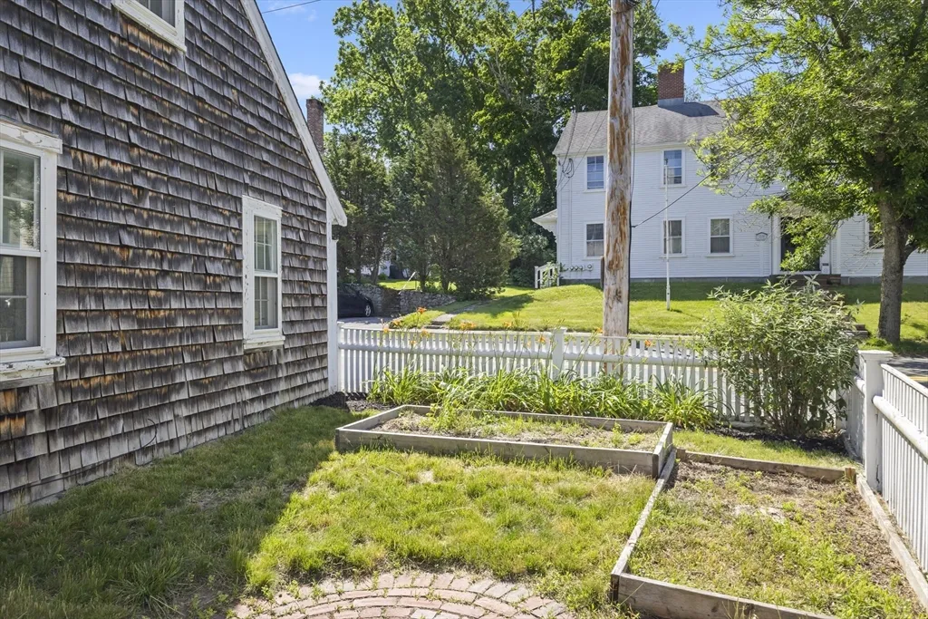 2 bed, 1 bath apartment for rent at 191-193 South St Unit 1, Hingham — photo 20 of 23