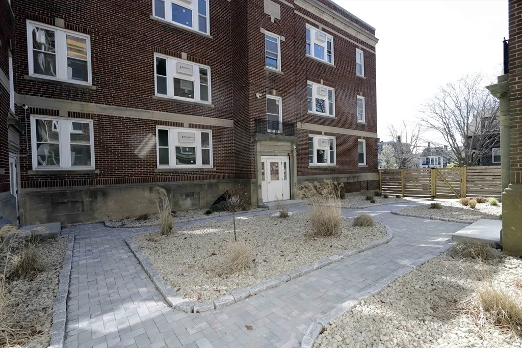 1 bed, 1 bath apartment for rent at 191 Elm St Unit 2, Center — photo 3 of 36