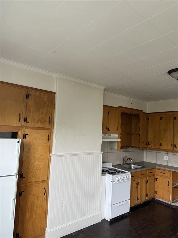 3 bed, 1 bath apartment for rent at 191 London Unit 3, East Boston — photo 3 of 9